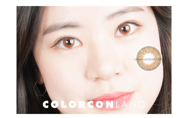 シリコーンレンズ リジー ブラウンのカラーコンタクトをつけた女性の顔の画像
